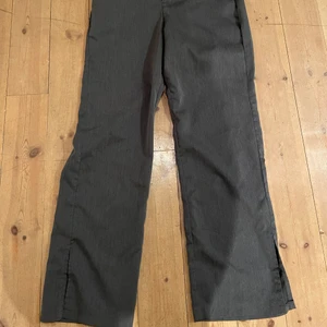 Kostym byxor med slits - Kostym byxor i tunnare material med liten slits på sidorna gråa. Köpta från SHEIN så små i storleken, aldrig använda. Tog XL då jag egentligen är L men fortfarande för små så skulle säga att de är som en M