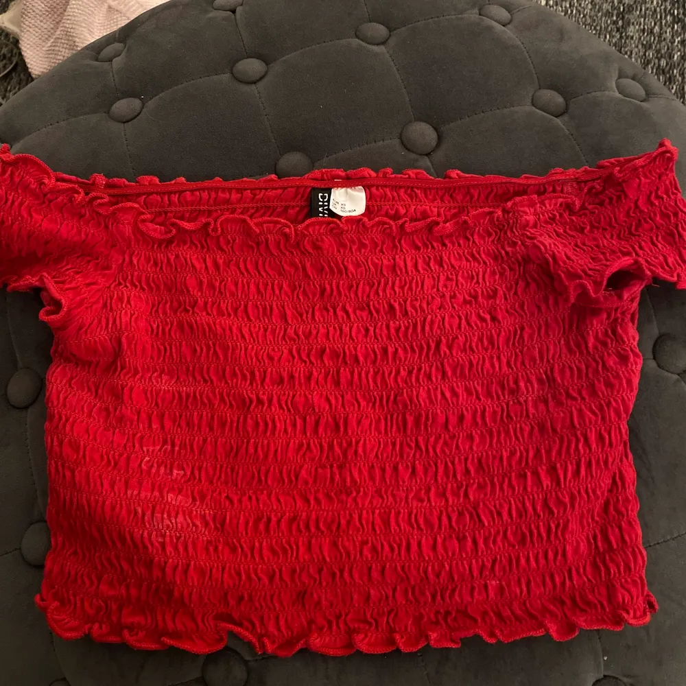 Röd of/sholder tröja från H&m storlek Xs passar även S. Toppar.