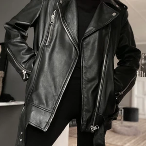 Oversize skinnjacka äkta skinn - Äkta skinnjacka i oversize modell Köpt från zara för några år sedan. Knappt använd så väldigt fint skick. Storlek S/M 