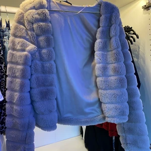 Beige jacka - Jättefin jacka men inte min stil. Använd några gånger men inget fel på den💕(frakt ingår inte. Hör gärna av dej om du är intresserad)