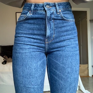 Bik Bok jeans - Använda en gång innan. Storlek 27. Jag är 170 cm lång och dessa är långa i benen. Köpta för 600kr.