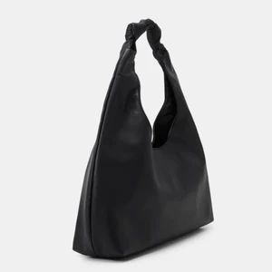 Svart Daniella Bag - Säljer denna snygga svarta läder väskan från Gina Gricot i modellen Daniella bag. Rymmer en dator för skolan samt andra accessoarer. Köpt för 399kr och säljer för 250 + frakt. Använd 2 ggr, som ny!