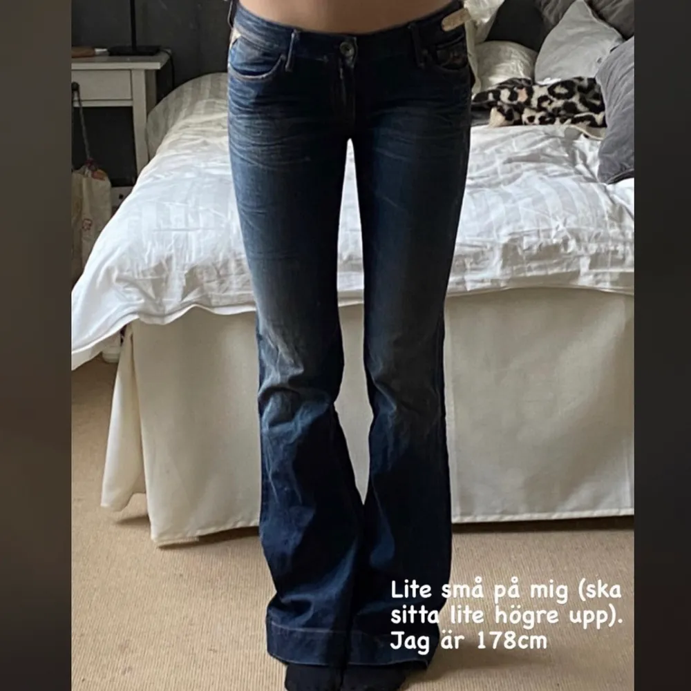 Jätte fina jeans från Replay i storleken W27.🤞🏼 Nypris 2000 kr, köpte dem oanvända med prislapp och har knappt använt dem. Tuvär lite för små på mig. Passar dock i längden, jag är 178 cm❤️. Jeans & Byxor.