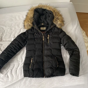 Jacka Roco baroco dora  - Jacka Roco baroco dora svart storlek 34, bra skick . 500kr el högstbjudande.