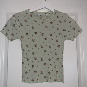 Blommig grön topp  - Grön blommig topp använt bara en gång jättefin 🌺🌸