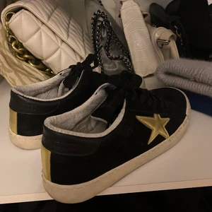 Skor  - Säljer dessa skor från le temps des cerises som jag endast har andvändt en gång! Säljer då jag har dessa i en annan färg💞 ny pris 629kr