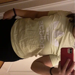 Neon adidas t-shirt  - En fin neon gul t-shirt aldrig använt den den är i bra skick o kommer inte till användning alls ❤️hör gärna av om du villl köpa säljer den för 60+frakt ❤️ den är äkta 