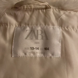 Zara pälsväst ( fake päls )  - Köptes för ett år sen och har änvänts ett par gånger. Storlek 164 för 13-14 åriga men rekommendera mest för 11 åriga 