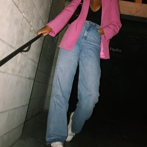 ASOS jeans tall - Blå pösiga jeans från asos tall, skitsnygga! Storlek 30/36. Använda för länge sedan nu ligger dem bara i garderoben. Hör av er om ni har fler frågor 