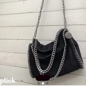 Stella mccartney liknande väska - Varit så osäker på att sälja men har nu bestämmt mig, köp direkt för 450+frakt eller högsta bud, den är rymlig och snygg. Den är lite sönder på andra bilden men inget som syns när man har på den