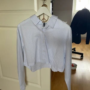 Skjorta, klänning - Bild nummer 1: cropped skjorta från hm (randig vit ljus blå) . aldrig använd!  Storlek: S  Pris 30kr    Bild nummer 2: skjorta från Zara (röd och vit, randig .  storlek: M. Pris: 40kr. Bild 3: klänning från Hm (leopard mönster röd och svart)  använd 1 gång. Storlek 38. Pris 50kr. Om intresserad hör av er så svarar jag gärna på frågor eller skickar fler bilder! 😊