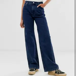 Monki-jeans i storlek 27 i mörkblå färg. Säljes då jag inte använt dom på ett tag. Köparen står för frakten💓