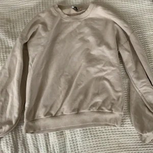 beige sweater  - En oversized beige sweater från Nakd kollektionen med AFJ. Den har jättefina ballongärmar!! I strlk M