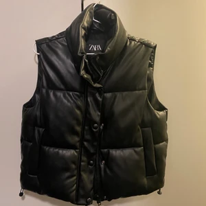 Skinnväst Zara - Skinnväst från Zara. Storlek M, lite liten i storleken skulle jag säga. Säljer då jag aldrig använder den. Väldigt fint skick. Frakt tillkommer & pris kan diskuteras.