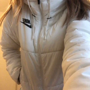 Snygg vinterjacka  - Supersnygg vinterjacka från Nike, sparsamt använd, köpt i Oktober 2020. Storlek XS, 250kr+frakt! Kom privat för mer info, bilder!