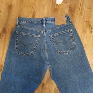 Levis jeans  - Vintage Levis i fantastiskt skick. Mörkblå tvätt och hög midja. Modellen är 556. W33 L32 