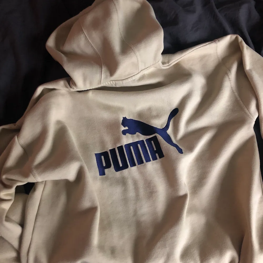 Super snygg Puma hoodie i en äldre modell, använd men fortfarande i bra skick . Hoodies.
