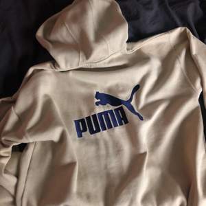 Super snygg Puma hoodie i en äldre modell, använd men fortfarande i bra skick 