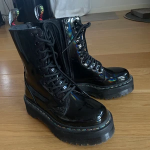 Dr. Martens - Ett par knappt använda martens i nyskick, med en liten regnbågs-lack över skon! Superläcker, men används inte här hemma då de är för små :/