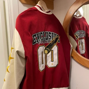 Varsity jacka - ♦️Säljer min varsity jacka. Läderarmar och bra kvalité på tyget. Storlek M Oversized. Riktigt snygg! ♦️