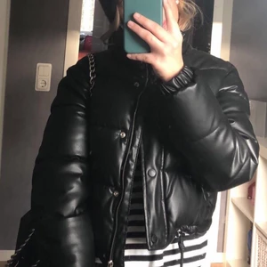 Vinterjacka - Säljer nu min slutsålda, snygga och trendiga jacka från Bershka! Sjukt varm och passar perfekt nu inför höst/vinter. Två stora fickor på vardera sida samt spännbar i midjan. Köpt för 600kr 🌟 (Ej äkta skinn)
