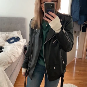 Skinnjacka - Oversized skinnjacka från stradivarius som inte kommit till användning därav som ny🖤 intressekoll och säljer vid bra pris då den är nästan oanvänd