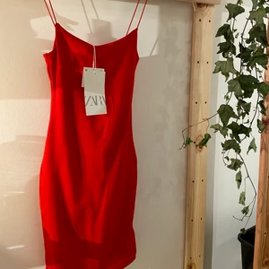 Zara klänning  - Röd Figursydd klänning från zara. Rak urringning med tunna axelband i storlek S. Väldigt strechig men håller brösten på plats med extra matrial (vilket är skönare när man är bh-fri). Nypris 120, och säljder den vidare med prislapp kvar för 80kr exkl frakt.💕