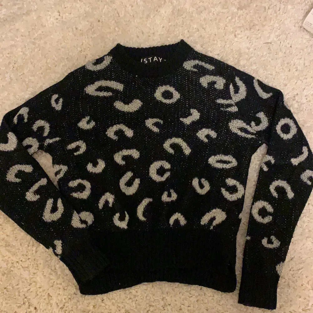Svartvit stickad tröja med leopardmönster! Köpt från MQ, märket heter STAY. Använd med i bra skick. Storleken är xs.. Stickat.