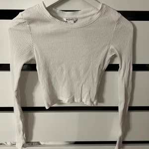Vit ribbad tröja från monki i stl XS - En fin ribbad tröja från monki stl XS som jag säljer för 30 + frakt 45kr
