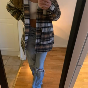 Rutig jacka Asos - Rutig jacka/kappa från Asos! Använd fåtal gånger, den är i bra skick. Storlek 34, jag är 160 lång. Köparen står för frakt