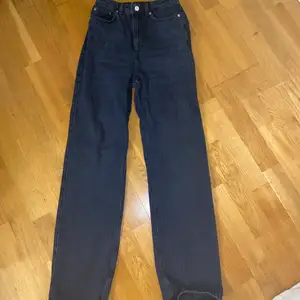 Ett par mörkblåa jeans i modellen Rowe från Weekday! Nypris 500 kr, använda ett fåtal gånger och är i perfekt skick!💕
