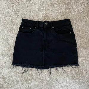 Svart jeanskjol - Svart jeanskjol, använd Max 2-3 gånger. Jättefin! Står strl M på lappen men skulle mer säga XS-S. 50kr + ev frakt (66kr spårbart) 👏🏼