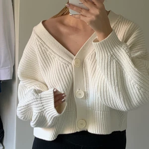 Stickad kofta - Jätte mysig och snygg stickad kofta som är gräddvit och jätte skön! Den är inte så mycket använd men väldigt skön! Den är stor, mysig och varm och är perfekt nu till höst! 
