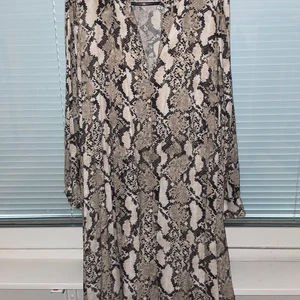 Klänning  - Säljer min fina klänning, storlek 44