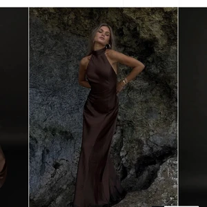 HANNA SCHÖNBERG X NAKD - Kollar intresset på denna fina klänning från Hanna Schönbergs kollektion med NAKD. Klänningen är oanvänd med lappar kvar. Slutsåld på hemsidan! Egna bilder skickas vid intresse 🥰