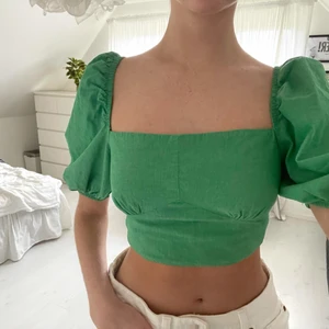 Grön topp från Zara - En supersöt topp ifrån ZARA i den finaste gröna färgen 💚💚💚 köpt i somras bara använd 1 gång därav inte några tydliga tecken på användning!! storlek: S pris kan diskuteras!