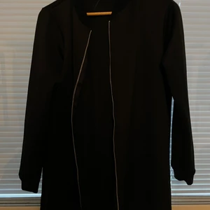 Kofta/kappa - En jätte fin svart kofta samt kappa