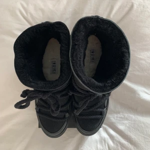 INUKIIS - Köpta förra året på NK, använda fåtal ggr (max 5 ggr), inbyggd klack, i nyskick och väldigt fina och varma vinterskor! Inga hål eller slitningar. Köp direkt för 1500kr❤️‍🔥BUD: 1750:-