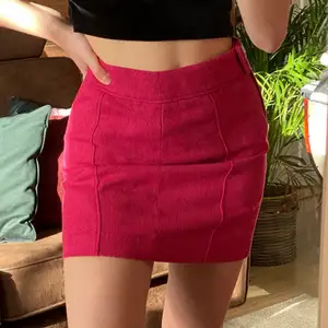 Fin rosa kjol från hm som jag thriftat i storlek 34. Har inte kommit till användning av mig därför säljer jag den, inga defekter, bra skick. Säljer för 50 kr, köpare står för frakten. 💖