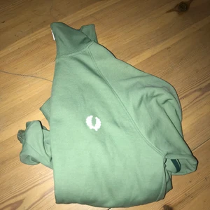 Fred Perry  - Använts få gånger, helt rena, sportwear och väldigt fin färg 