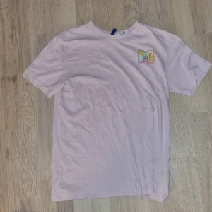 T-shirt med tryck - MTV tryckmed rosa färg (kund får betala frakt själv om det så önskas)