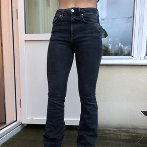 Svarta jeans 🖤 - Svarta jeans sitter perfekt för mig som är strl S🖤