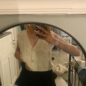 Zara  - Jättefin stickad väst/armlös tröja, storlek S, endast använd en gång!! Med jättefina silvriga knappar på. 