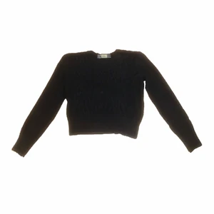 stickad tröja - 🖤Assgullig  croppedstickad. Tröjan är i storlek 38 men passar nog bättre en 36/S. Den är väldigt varm och inga synliga defekter🤍