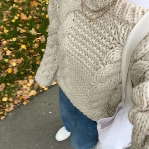 Nakd stickad - Intressekoll på en Chunky stickad tröja från Nakd. Så fin o gosig. Funderar på att sälja då den inte kmr till användning. Nypris 499kr men slutsåld🤍🤍