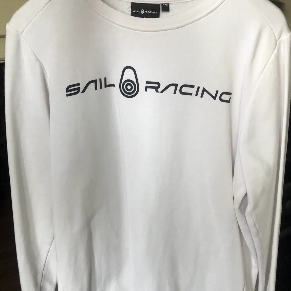 En vit långärmad sail racing tröja strl 170 (S), knappt använd och pris kan diskuteras! Normal pris 700/600. Tröjor & Koftor.