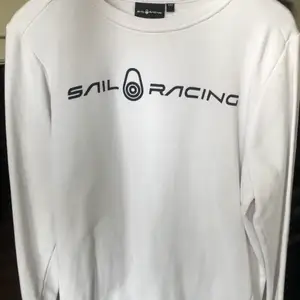 En vit långärmad sail racing tröja strl 170 (S), knappt använd och pris kan diskuteras! Normal pris 700/600
