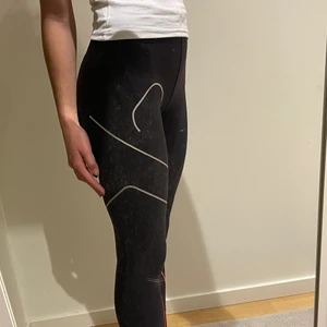 Träningsbyxor - Träningsbyxor som är super bekväma att träna i.         Älskar materialet super strechigt och skönt.         Använder dessa inte längre för att tränar inte på gymet eller annat mer och dom kommer aldrig till användning💕frakt:66kr💕