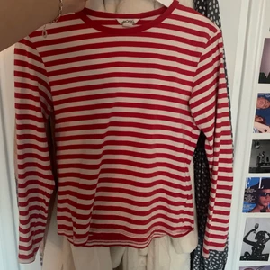 Långärmad randig tröja  - Trendig långärmad randig tröja från Monki! Den är i storlek S och säljer den då den inte kommer till användning. Det är bara att höra av sig angående frågor eller fler bilder 💗 ledande bud: 95kr OBS!! Frakt en är 45kr 💗