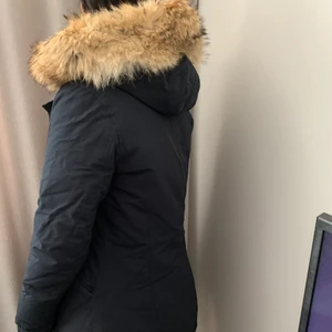 Jacka Woolrich  - Säljer min fina Woolrich jacka i marinblå färg, storlek S. Avtagbar pälskrage 
